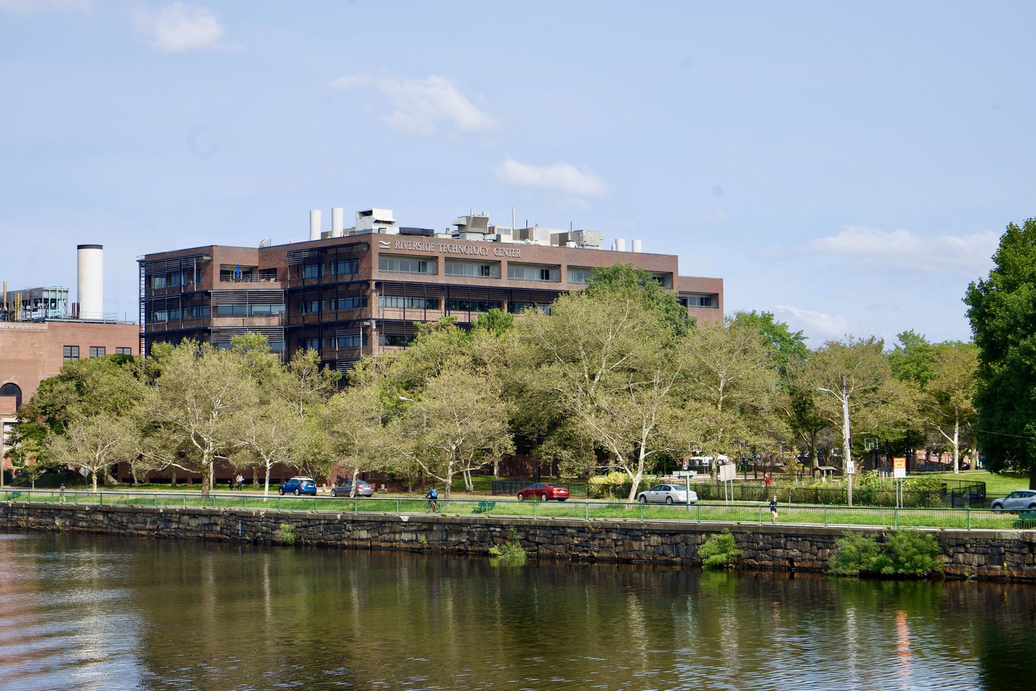 ÚOCHB se rozšiřuje za oceán, otevřel pobočku v americkém Bostonu