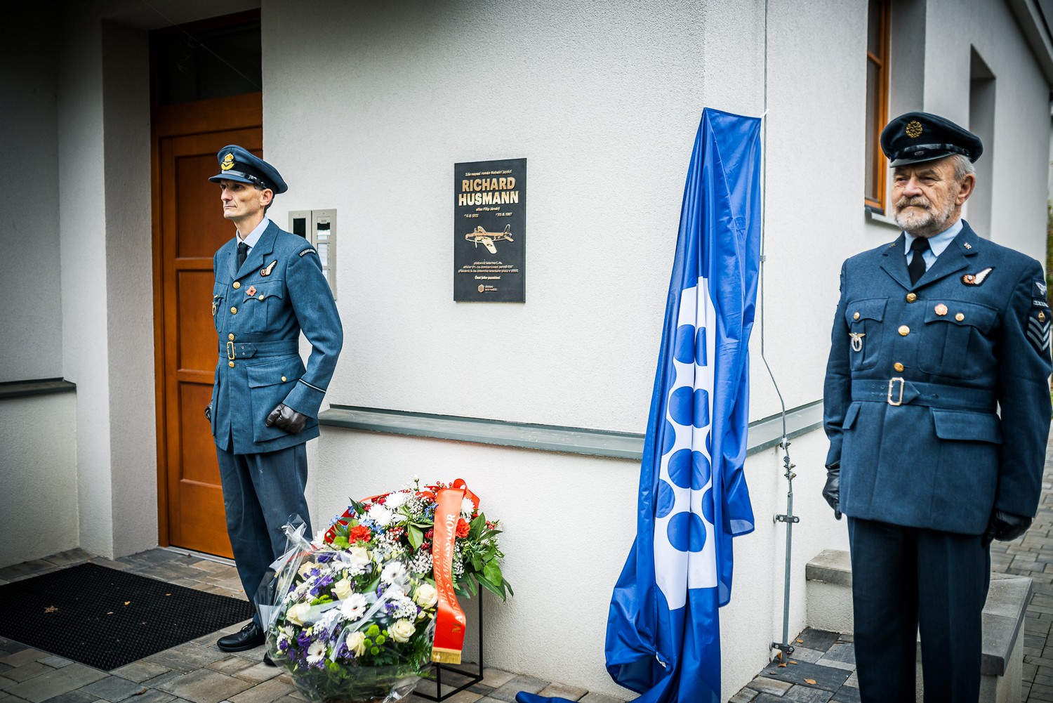 ÚOCHB odhalil pamětní desku věnovanou letci RAF a spisovateli Richardu Husmannovi alias Filipu Jánskému